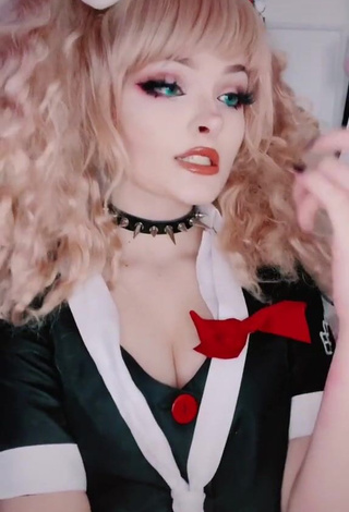 1. Captivating Peachyfizz Shows Cleavage