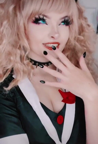 Captivating Peachyfizz Shows Cleavage
