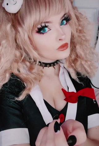 3. Captivating Peachyfizz Shows Cleavage