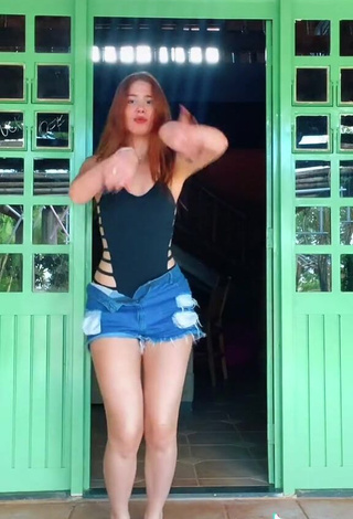 3. Erotic Priscila Caliari Shows Cleavage in Black Swimsuit while Twerking