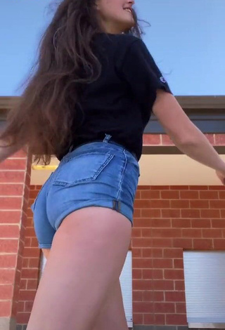 1. Erotic Rachel Pizzolato Shows Cameltoe in a Street