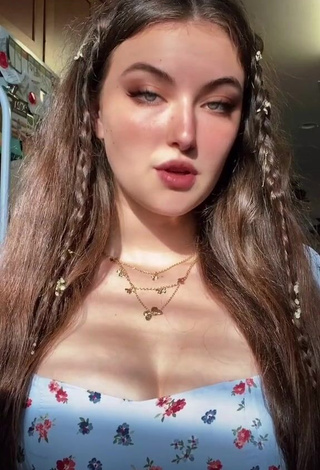 1. Sweetie Rachel Pizzolato Shows Cleavage