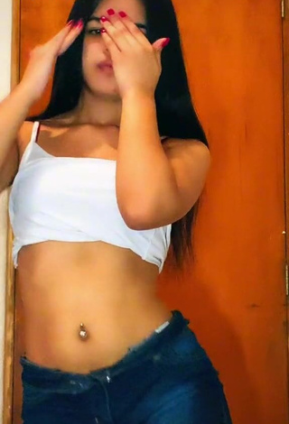 1. Erotic Rayaneheloisa Shows Cleavage in White Crop Top while Twerking
