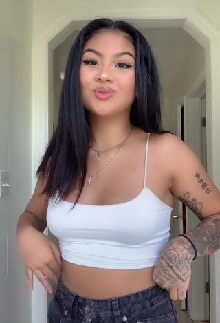 Fine Carly Sarah Shows Cleavage in Sweet White Crop Top
