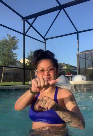 3. Beautiful Carly Sarah Shows Cleavage in Sexy Blue Bikini Top at the Swimming Pool