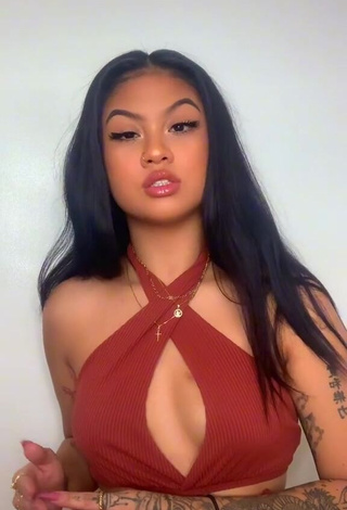 1. Elegant Carly Sarah Shows Cleavage in Crop Top (Side Boob)