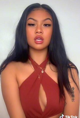 Elegant Carly Sarah Shows Cleavage in Crop Top (Side Boob)