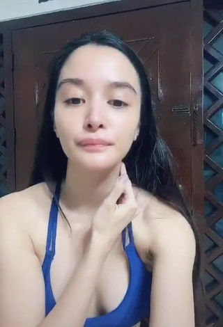 3. Captivating Kris Bernal Shows Cleavage in Blue Sport Bra