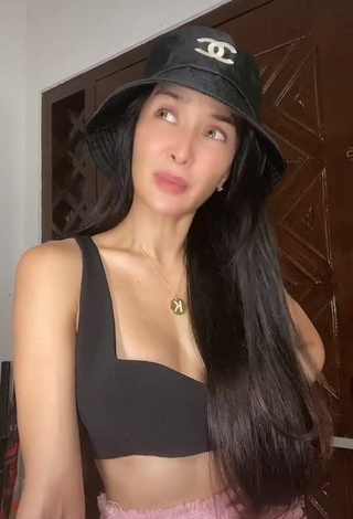 1. Seductive Kris Bernal Shows Cleavage in Black Crop Top