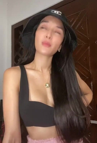 Seductive Kris Bernal Shows Cleavage in Black Crop Top