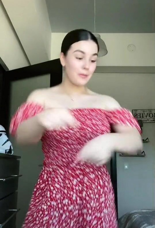 Erotic Sofia.Bntz Shows Cleavage in Overall