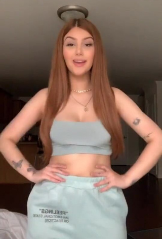 1. Captivating Sofia Oliveira Shows Cleavage in Crop Top