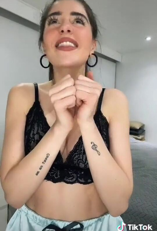 Erotic Candela Díaz Shows Cleavage in Black Bra