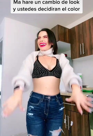 1. Captivating Soy Maryorit Shows Cleavage in Bra