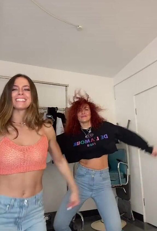Erotic Vanessa Mai Shows Cleavage in Peach Crop Top