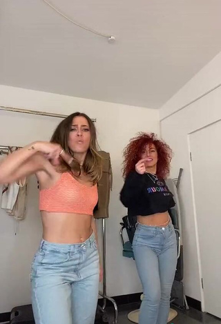 3. Erotic Vanessa Mai Shows Cleavage in Peach Crop Top