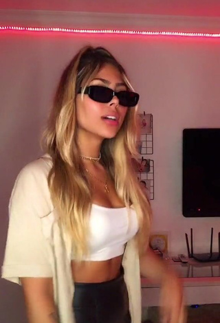 3. Erotic Victoria Miranda Shows Cleavage in White Crop Top