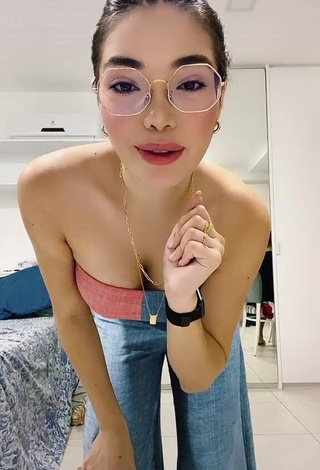 Erotic Vitoria Lais Shows Cleavage in Tube Top
