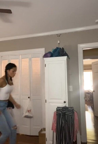 1. Hottest Taylor Mackenzie Shows Cleavage in White Crop Top
