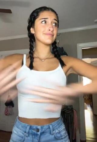 3. Hottest Taylor Mackenzie Shows Cleavage in White Crop Top