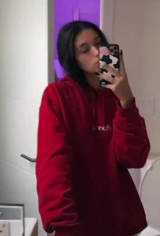 Fine Taylor Mackenzie Shows Cleavage in Sweet Crop Top