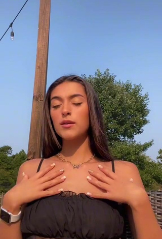 1. Beautiful Taylor Mackenzie Shows Cleavage