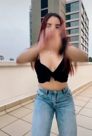 3. Erotic xio_garcia_ Shows Cleavage in Black Crop Top
