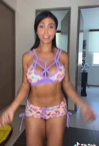 3. Yesli Gómez Looks Hot in Crop Top (Side Boob)