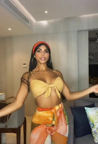 1. Sexy Yesli Gómez Shows Cleavage in Crop Top