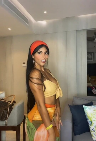 Sexy Yesli Gómez Shows Cleavage in Crop Top