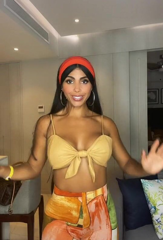 3. Sexy Yesli Gómez Shows Cleavage in Crop Top