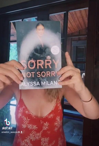 Erotic Alyssa Milano without Bra (Side Boob)