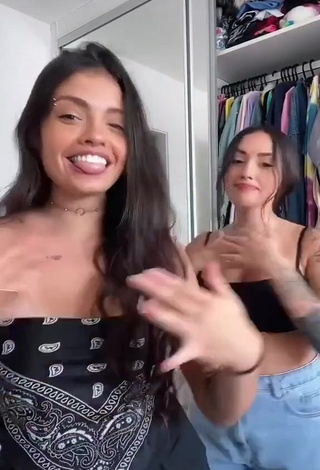 Irresistible Carol & Vitoria Shows Cleavage