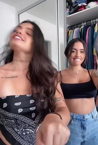 3. Irresistible Carol & Vitoria Shows Cleavage