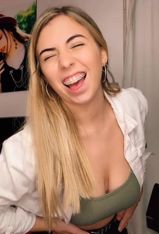1. Captivating Dany Consoli Shows Cleavage in Green Crop Top and Bouncing Boobs