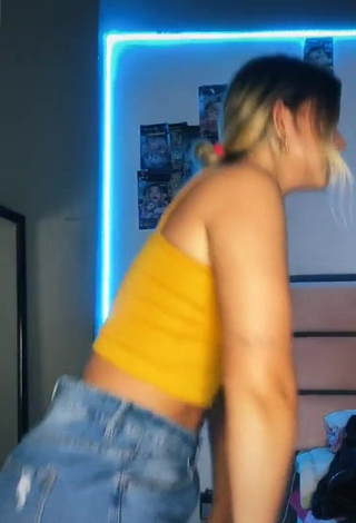 3. Hottest Chantall Pizzino Shows Cleavage in Crop Top