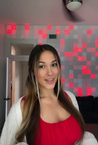 1. Erotic Ella Schnacky Shows Cleavage in Crop Top
