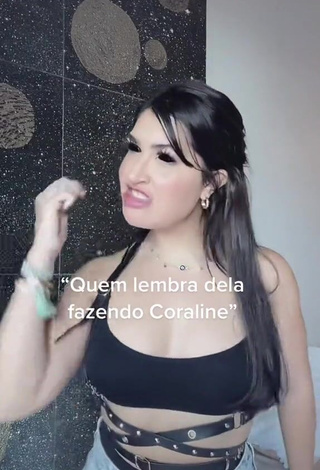 1. Captivating Evelyn Félix Shows Cleavage in Black Crop Top