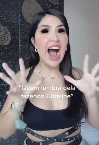 3. Captivating Evelyn Félix Shows Cleavage in Black Crop Top