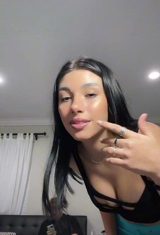 1. Attractive Ferchu Gimenez Shows Cleavage