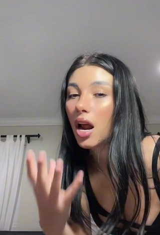 Attractive Ferchu Gimenez Shows Cleavage