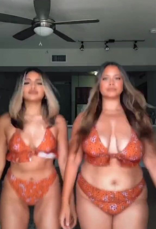 3. Breathtaking Gabriela Bandy Shows Cleavage in Bikini and Bouncing Boobs