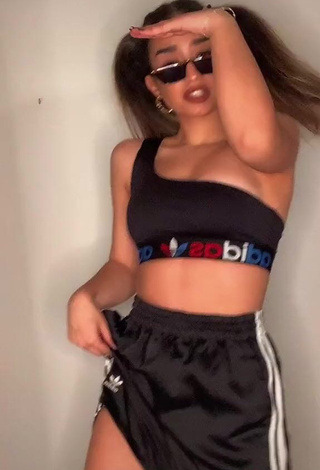 Erotic Laia Fidalgo Vega Shows Cleavage in Black Crop Top