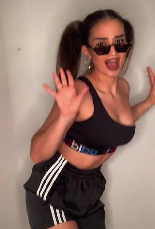 3. Erotic Laia Fidalgo Vega Shows Cleavage in Black Crop Top