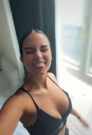 3. Irresistible Laia Fidalgo Vega Shows Cleavage in Grey Crop Top