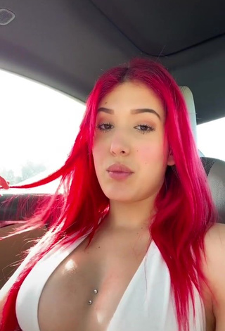 3. Amazing Jennifer Garcia Shows Cleavage in Hot White Crop Top