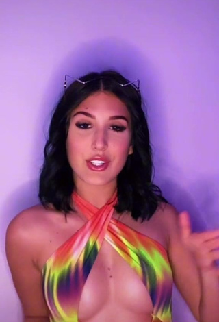 3. Cute Jennifer Garcia Shows Cleavage