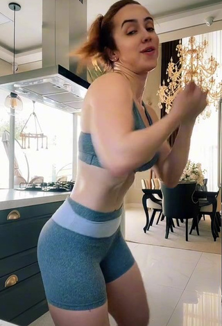 1. Hottie juhvellegas Shows Cleavage in Grey Crop Top