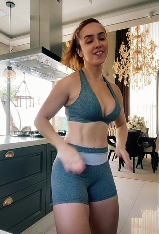 3. Hottie juhvellegas Shows Cleavage in Grey Crop Top