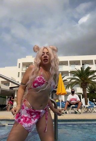 Irresistible Makeeva Shows Cleavage in Bikini at the Swimming Pool